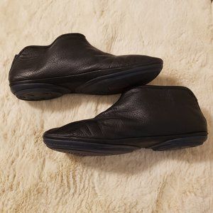 Camper women's black leather booties sz 37/6.5 EUC